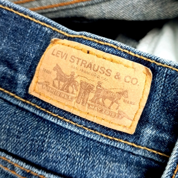LEVI'S Curvy Stud & Piping Detail Flap Back Pocket Distressed Dark Wash Jeans 8 - Picture 2 of 9